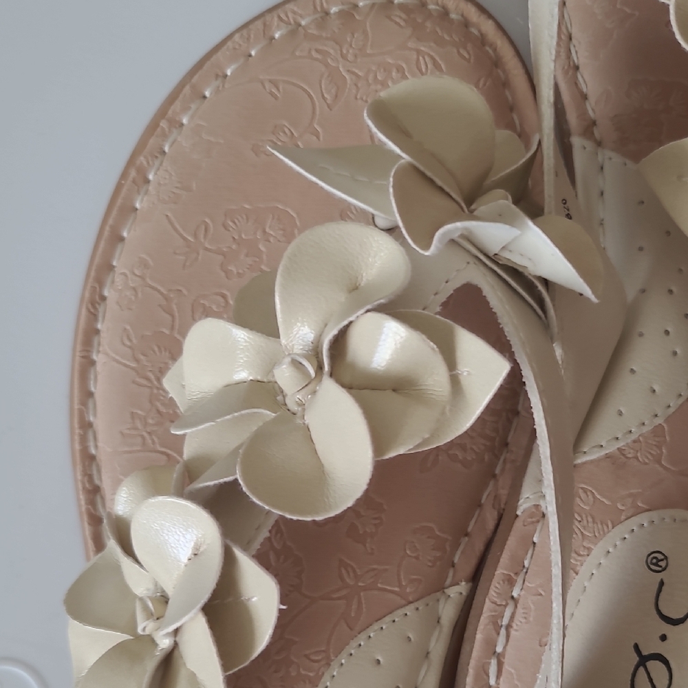 b.o.c. Floral Sandals - Picture 4 of 9